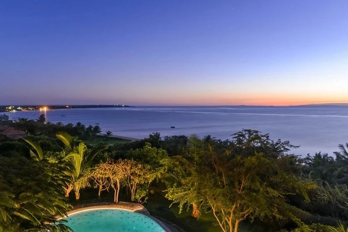 Some notable tourist attractions in Mozambique include the capital city Maputo, Tofo Beach in Vilankulo, and Ilha de Moçambique. Photos: Diario Economico, Goatsontheroad.